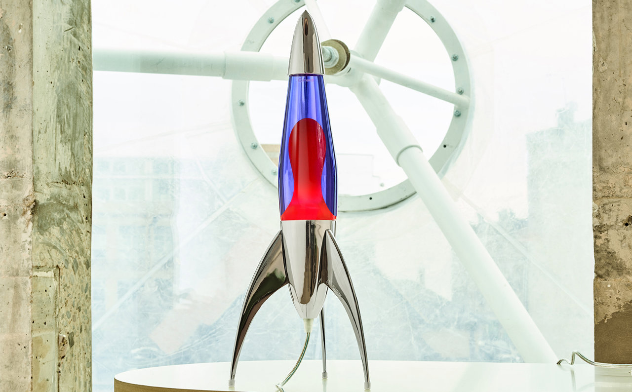 Lámpara Lava Telstar Rocket en rojo y violeta, de Mathmos. 