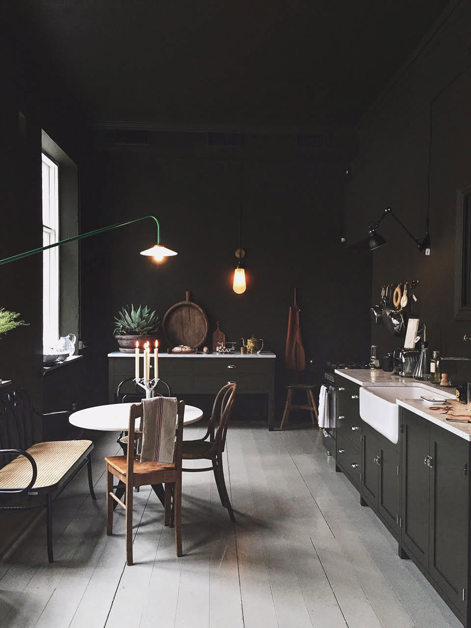 Cocina de color negro.