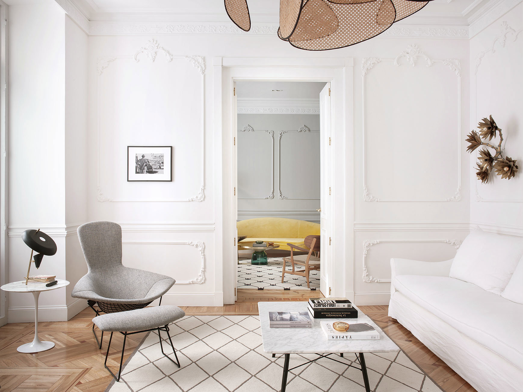 Piso moderno y reformado en Madrid con molduras y suelo de parquet salon con sofa blanco ok