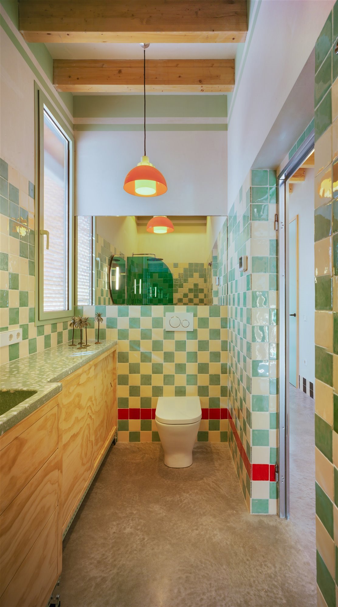 Baño con azulejos de varios colores. 