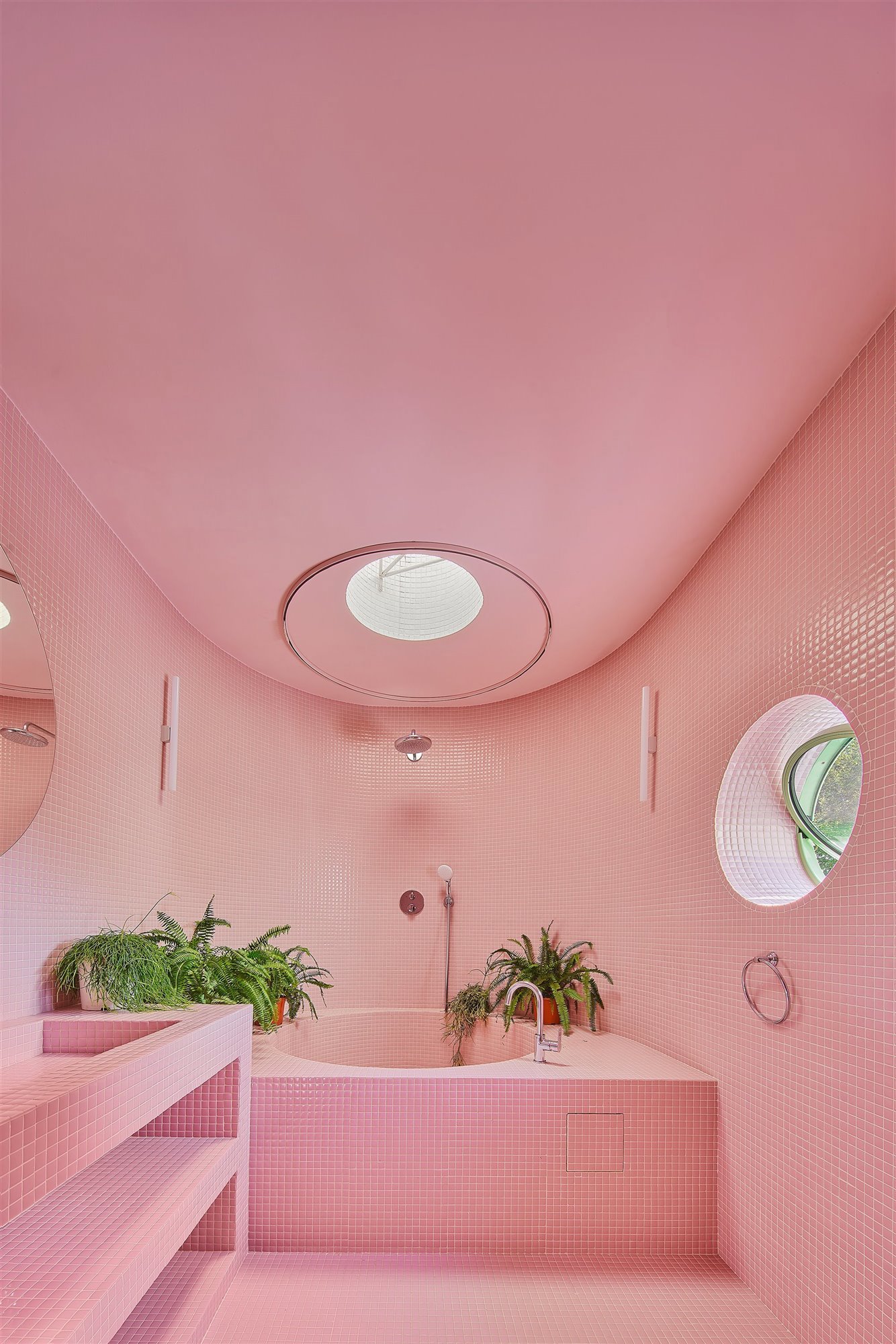 Baño con paredes suelos y techos en rosa. 