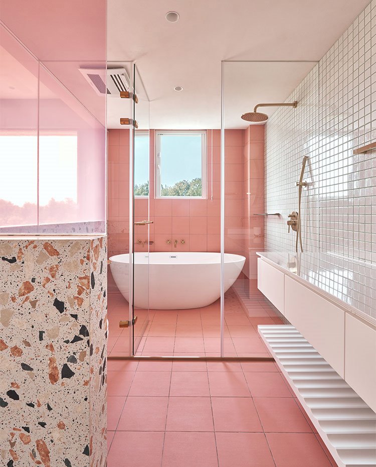 Baño en rosa y terrazo. 