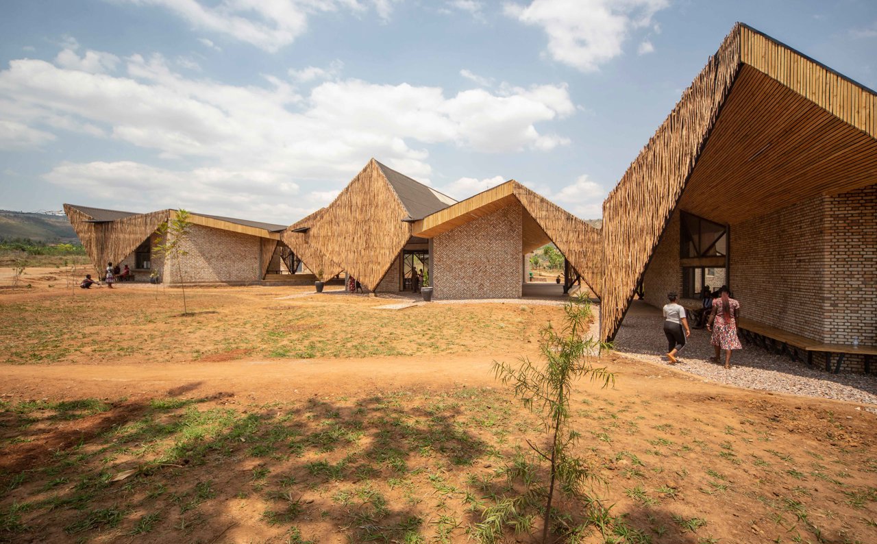 Un centro social y educativo en Ruanda diseñado con materiales naturales y sostenibles y que se adapta a todas las necesidades de la comunidad.
