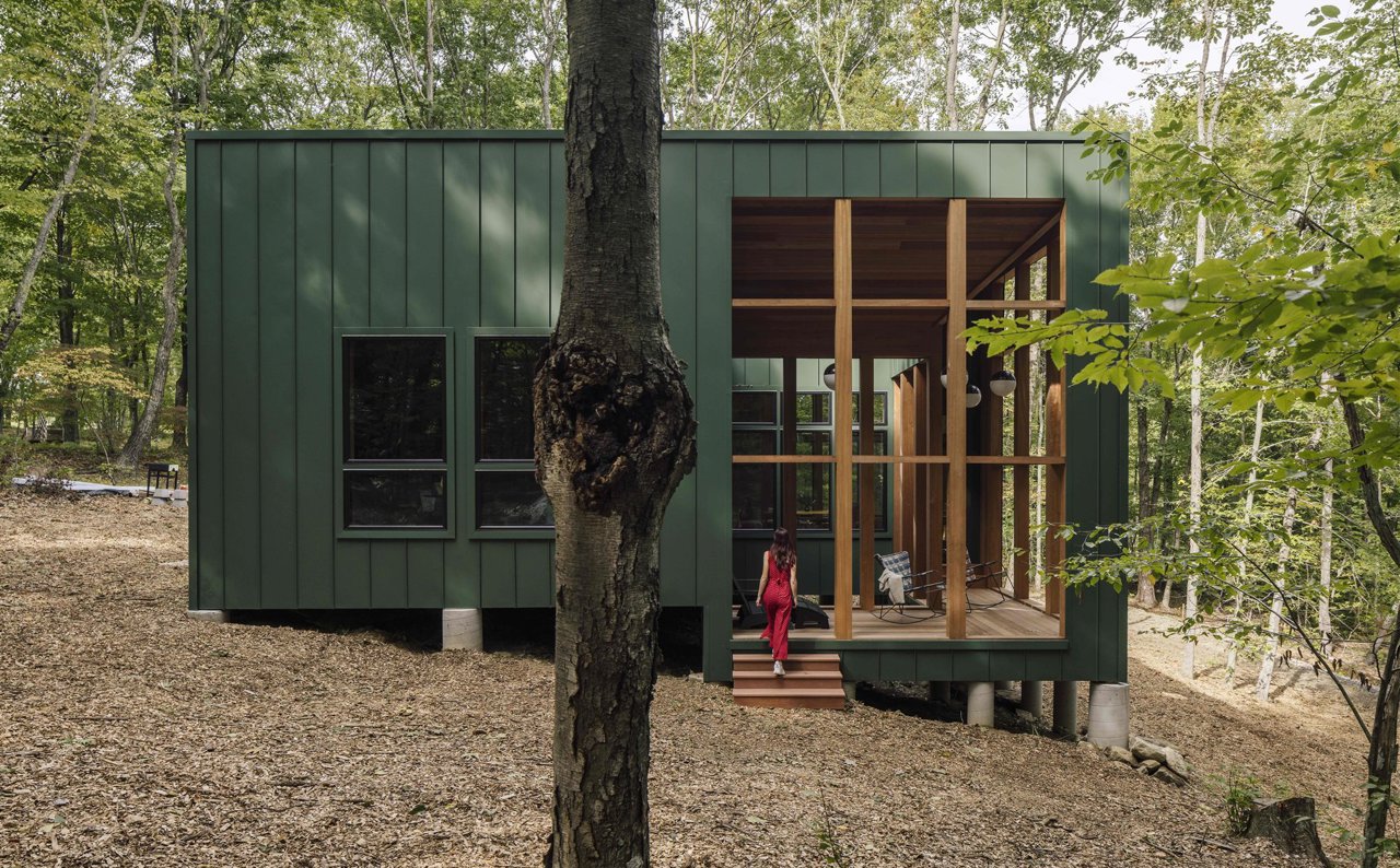 Esta casa prefabricada de MADERA tiene patio central es de color verde y ¡perfecta  para perderse en la naturaleza!