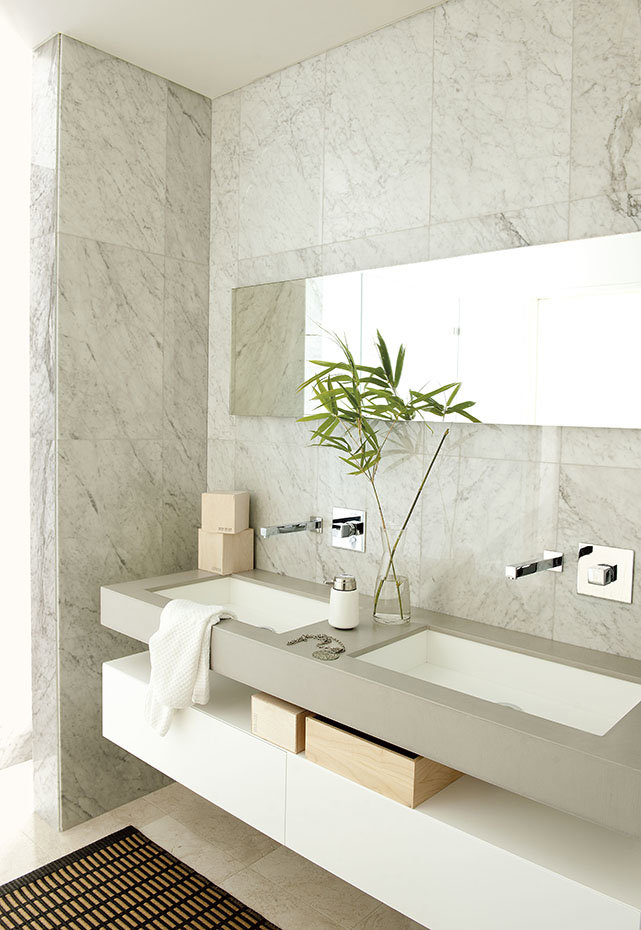 Baño con paredes con mármol travertino.