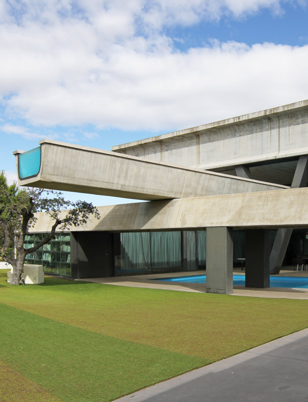 Casa prefabricada de hormigón: se montó en 7 días y con 7 piezas y cuenta con una piscina de 25 m