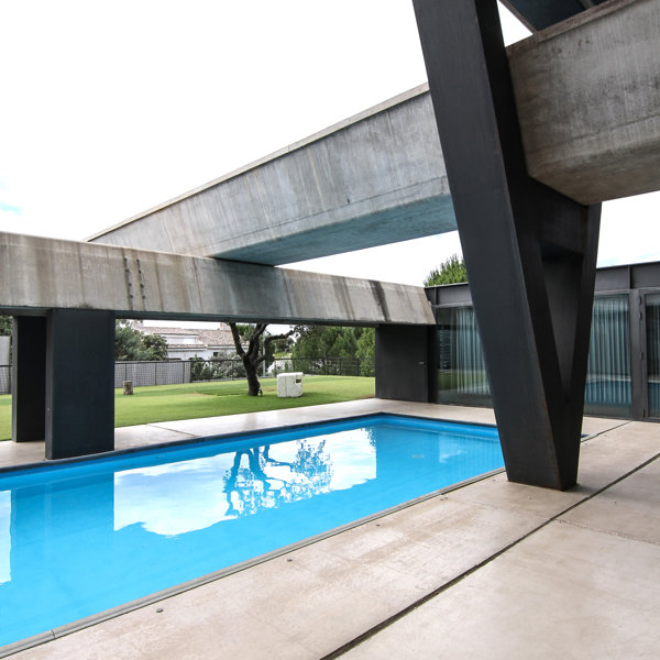 Casa prefabricada de hormigón: se montó en 7 días y con 7 piezas y cuenta con una piscina de 25 m