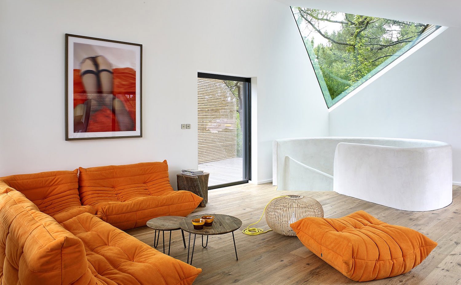 Casa de vacaciones en mitad del bosque sofas Togo en color naranja