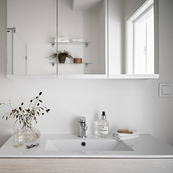 Baño con accesorios jarron con plantas