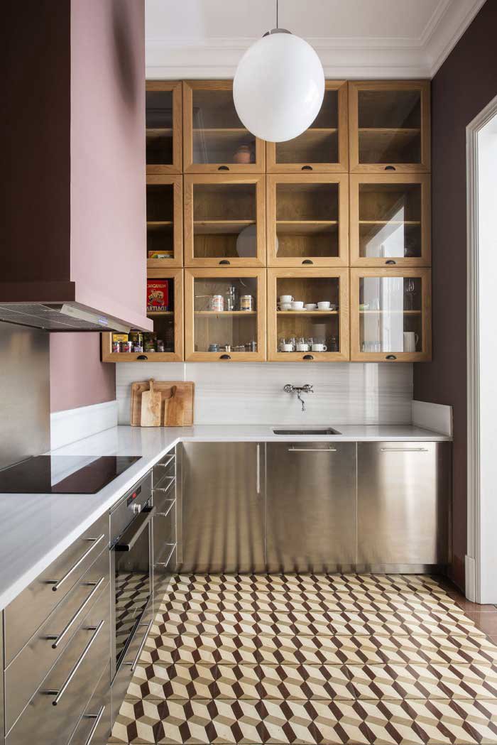 Foto: Cocina Estilo Moderno en Blanco con Mesa Comedor de Marta