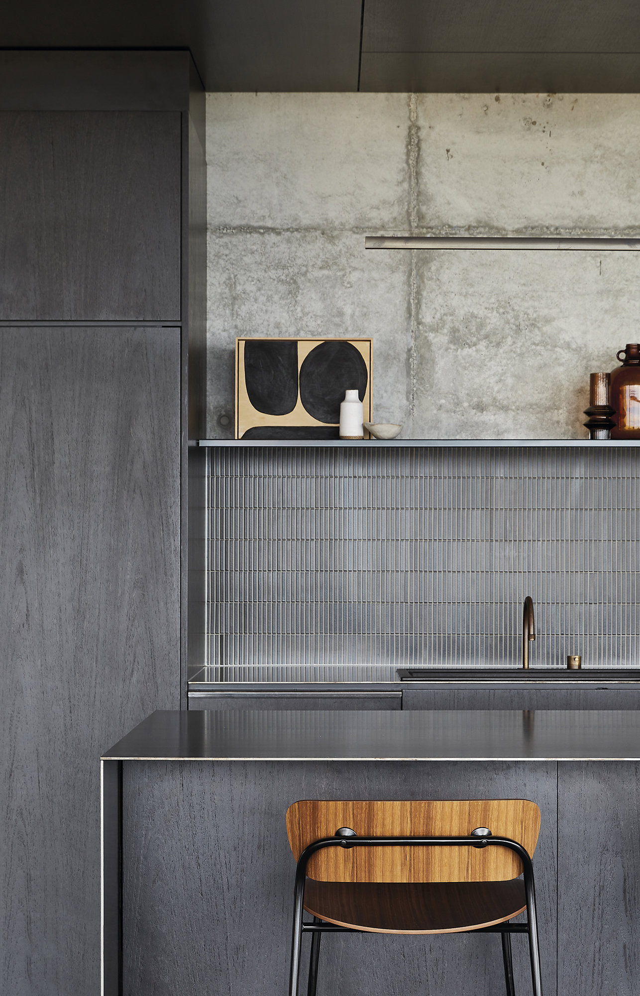 Cocina con isla de acero inoxidable.