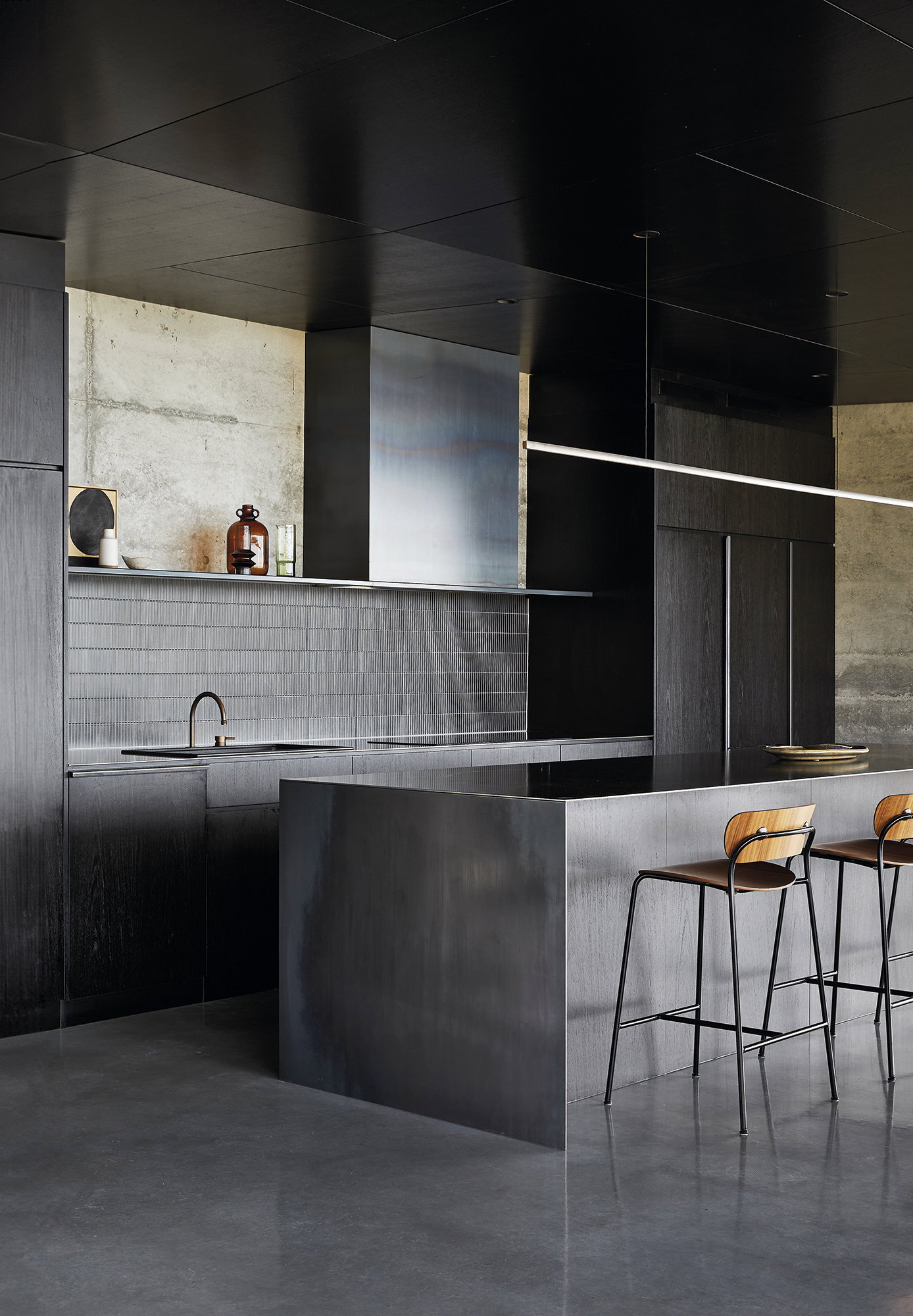 Cocina moderna con isla de acero inoxidable.