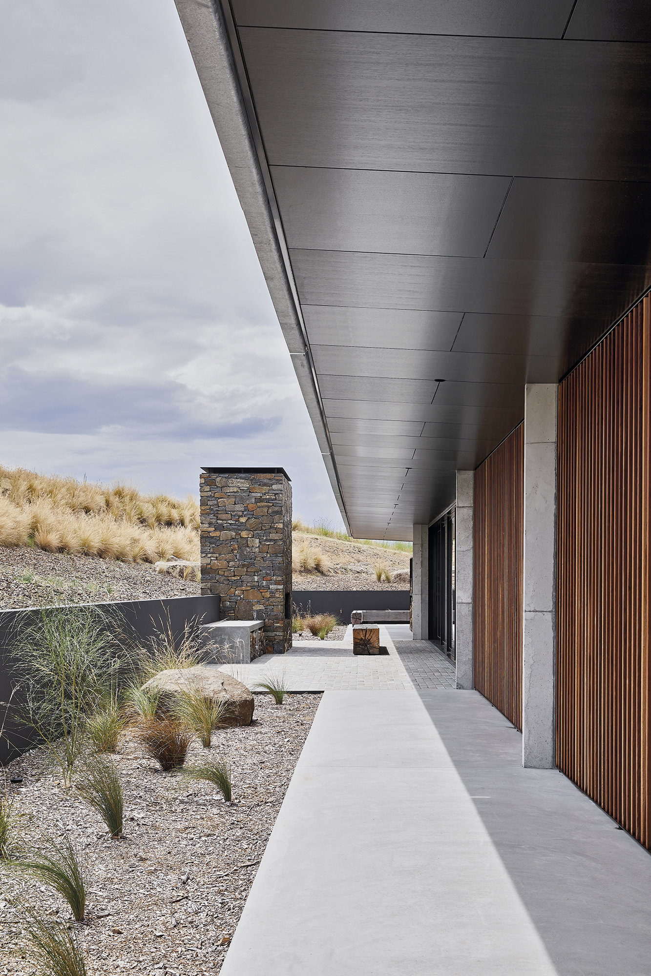 Patio exterior con plantas.