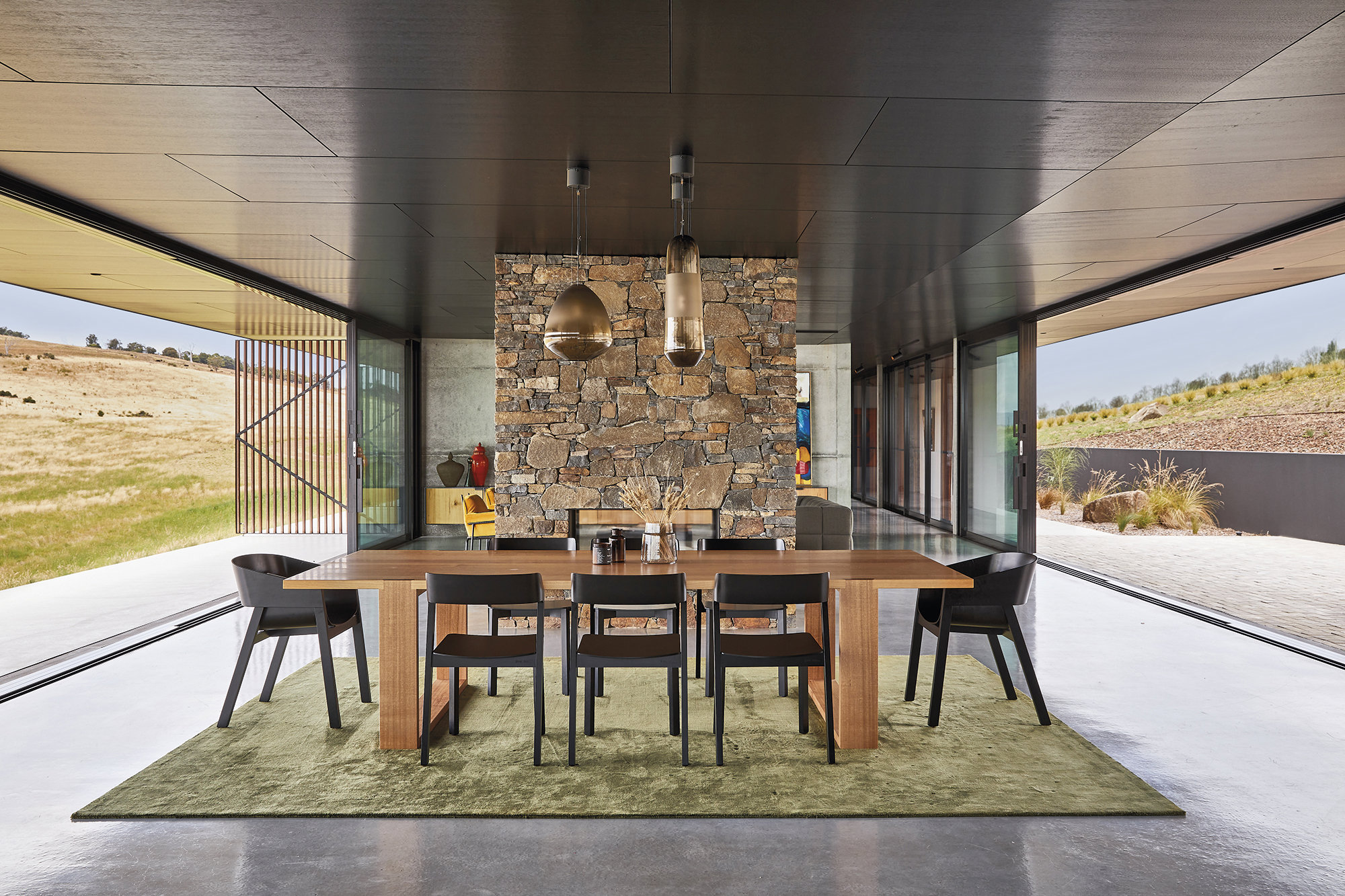 Comedor moderno con pared de madera. 