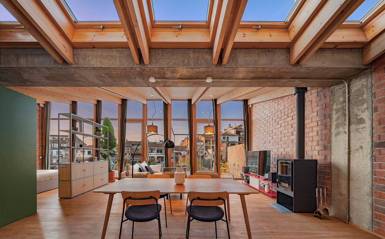 En esta casa rural se ha convertido su planta baja en un alojamiento independiente con mucha luz y grandes ideas a cargo de Sau Taller d'Arquitectura.