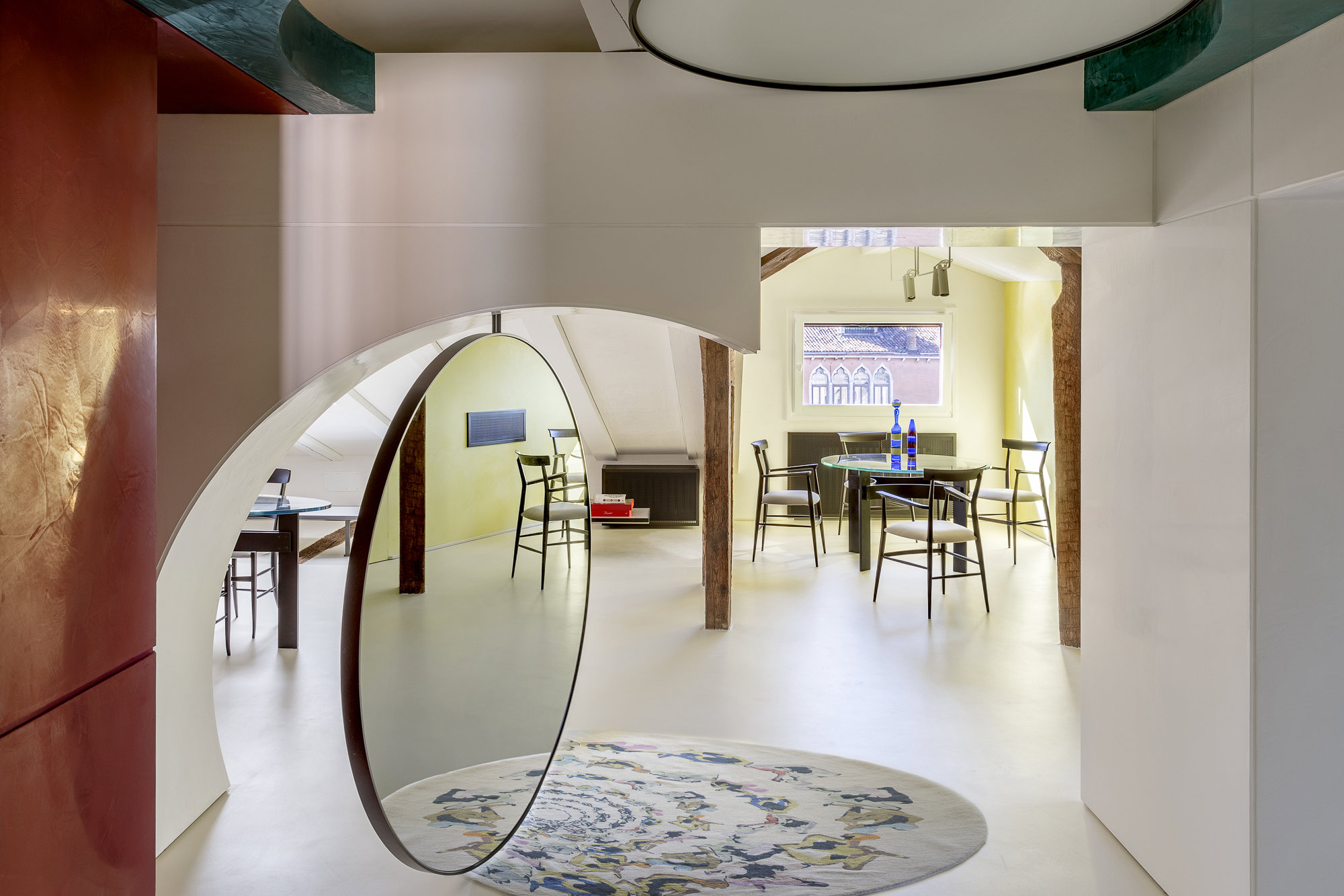 Salón con espejo redondo. 
