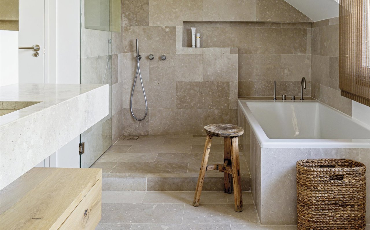 Elegante Interior De Baño Con Bañera Moderna, Escalera De Madera