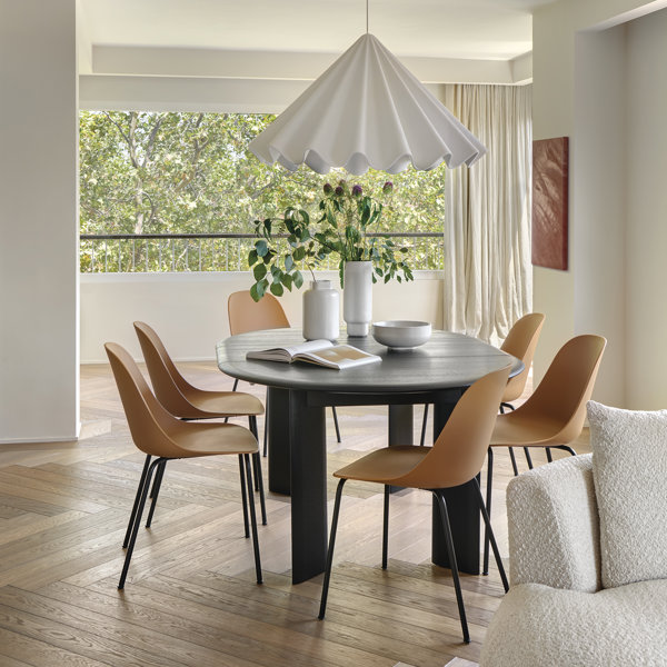 Este tríplex abierto a la luz presume de un estilo moderno y cálido con muebles 'curvy' y mucha madera