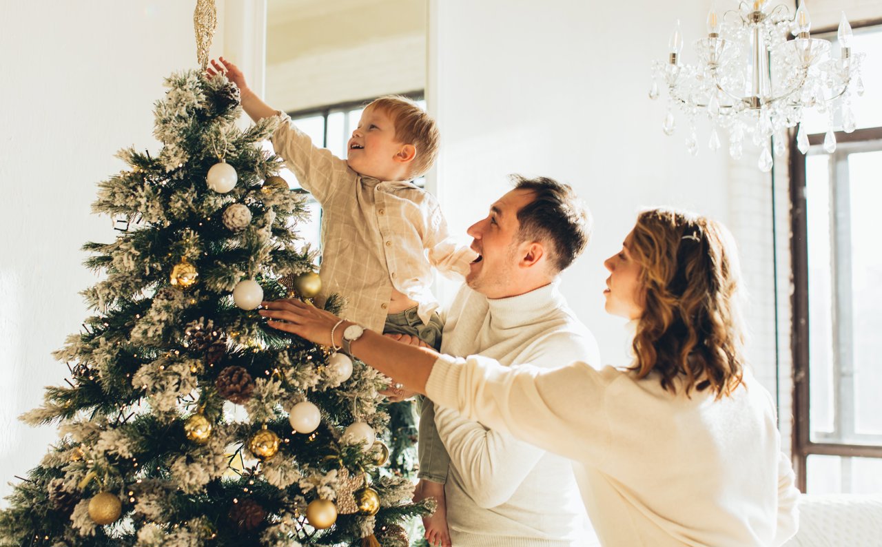 5 errores imperdonables que cometes al decorar el árbol de Navidad: ¡ponles  solución!