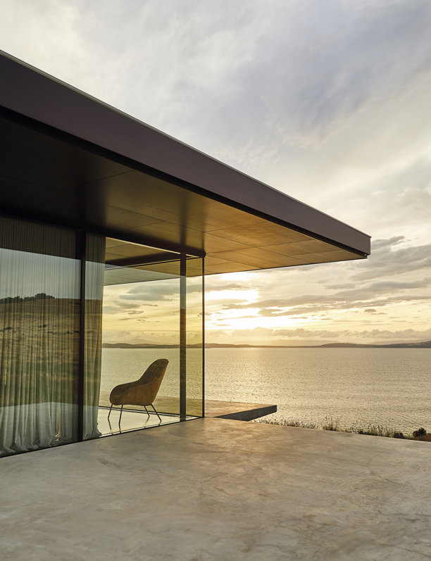 Un oasis playero que flota sobre la arena y las rocas: así es esta increíble casa moderna de madera, hormigón y piedra