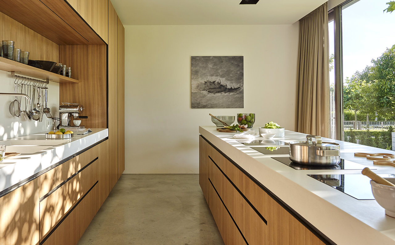 Cocina de madera con isla.