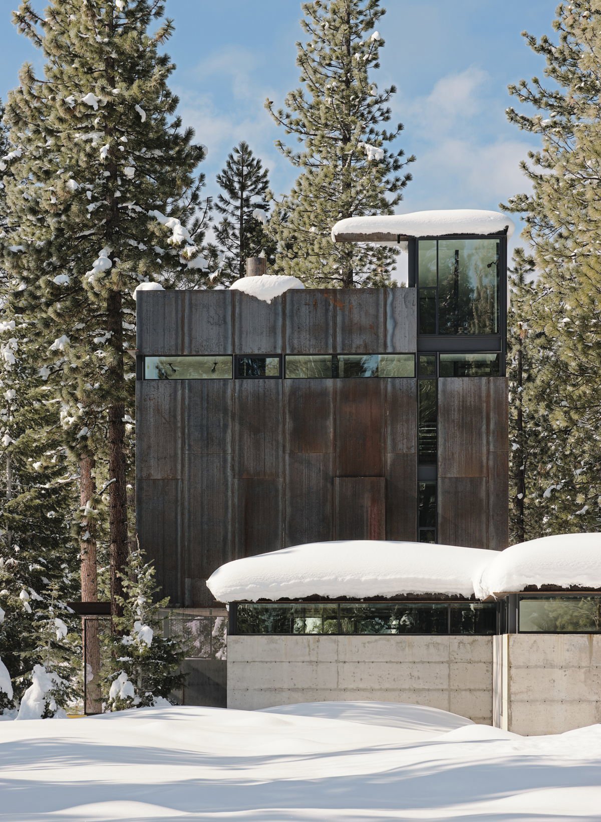 Cabaña en el bosque rodeada de nieve.