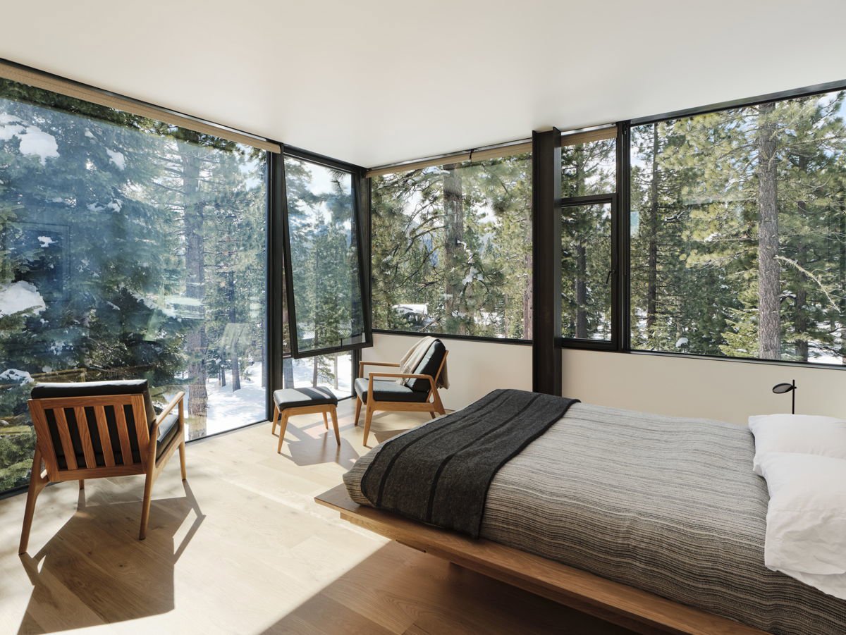 Dormitorio de estilo japonés en una cabaña en el bosque.