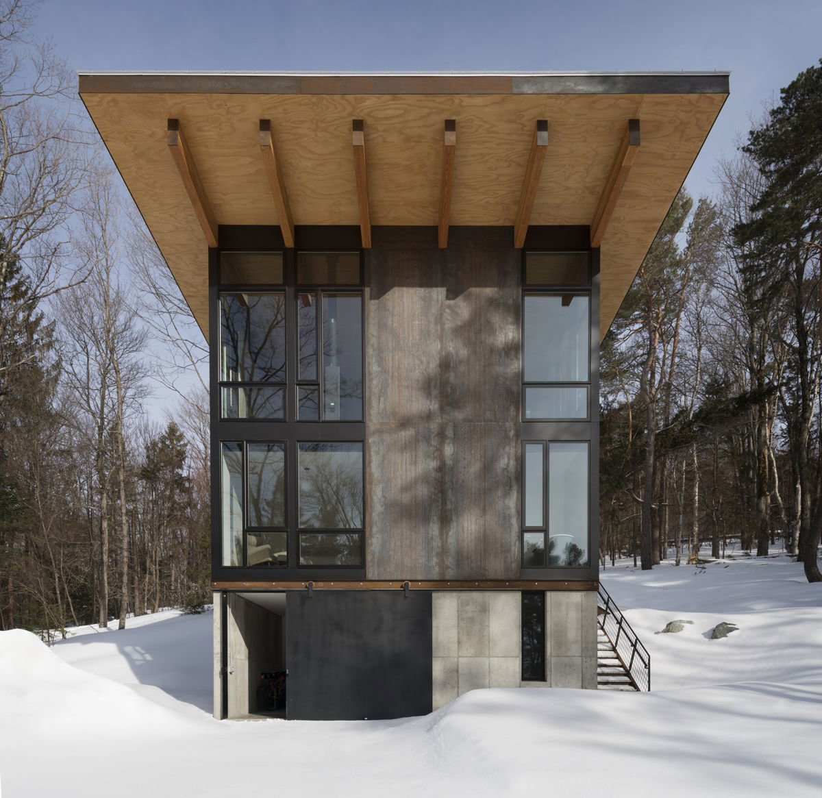 Cabaña de madera rodeada en la nieve.