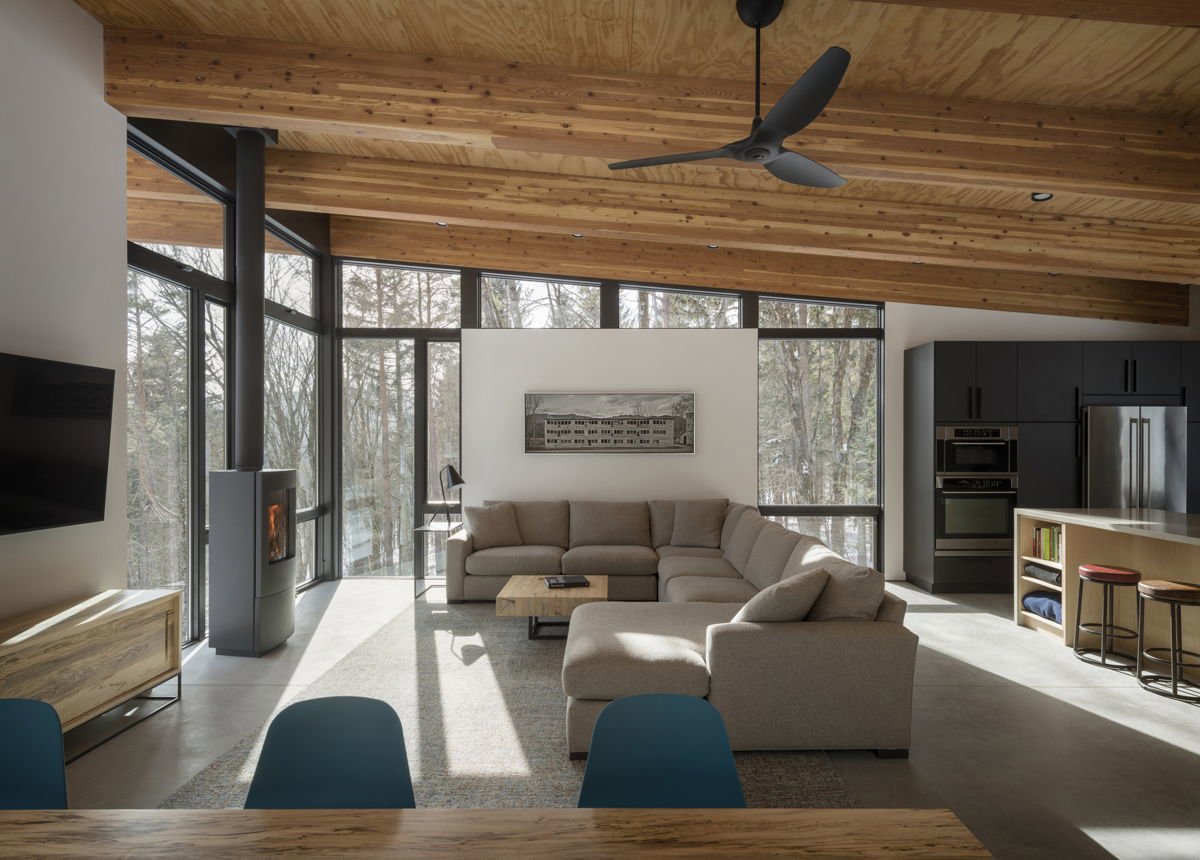 Salón moderno de una cabaña en la nieve.