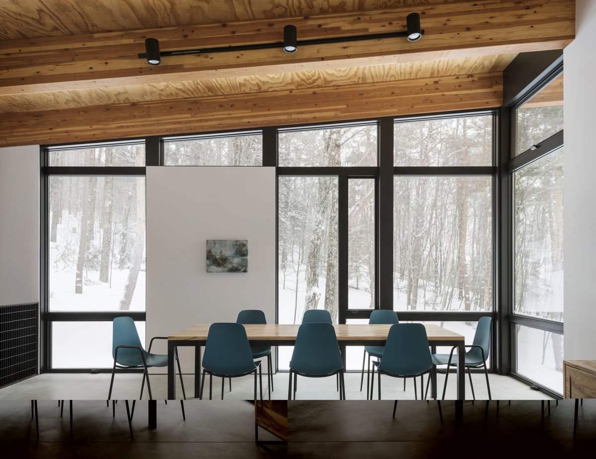 Comedor moderno de una cabaña en la nieve.