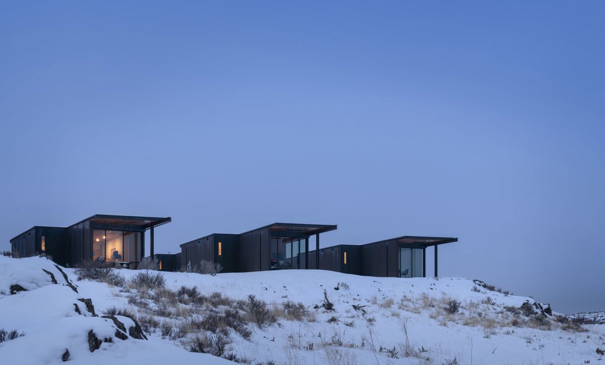 Cabaña de madera en la nieve.