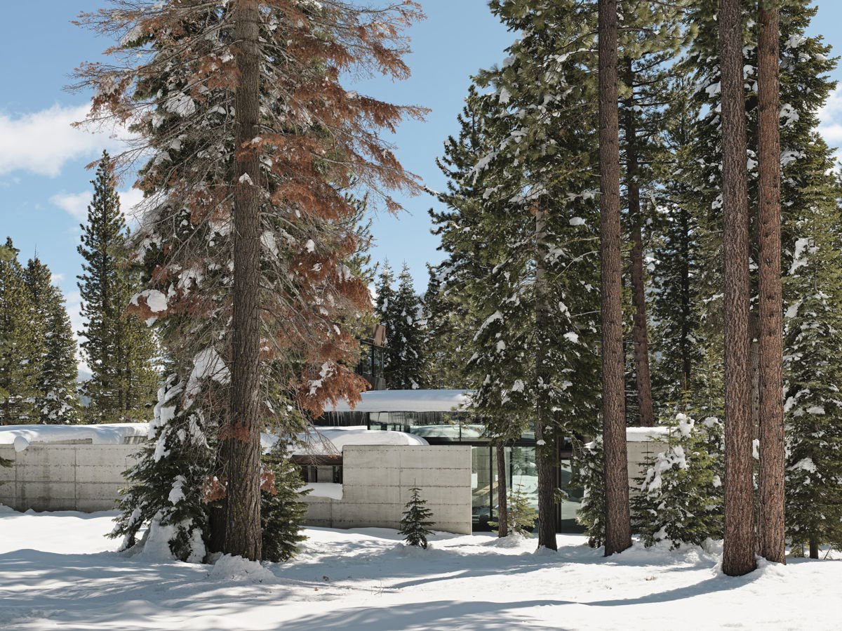 Cabaña en el bosque rodeada de nieve.