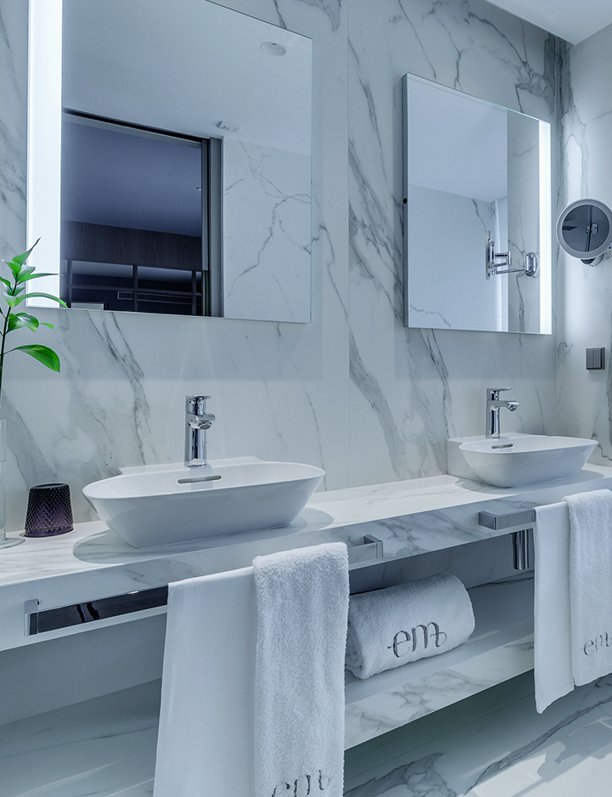 ¡Larga vida al mármol! Así va a reconquistar la cocina y el baño en 2024