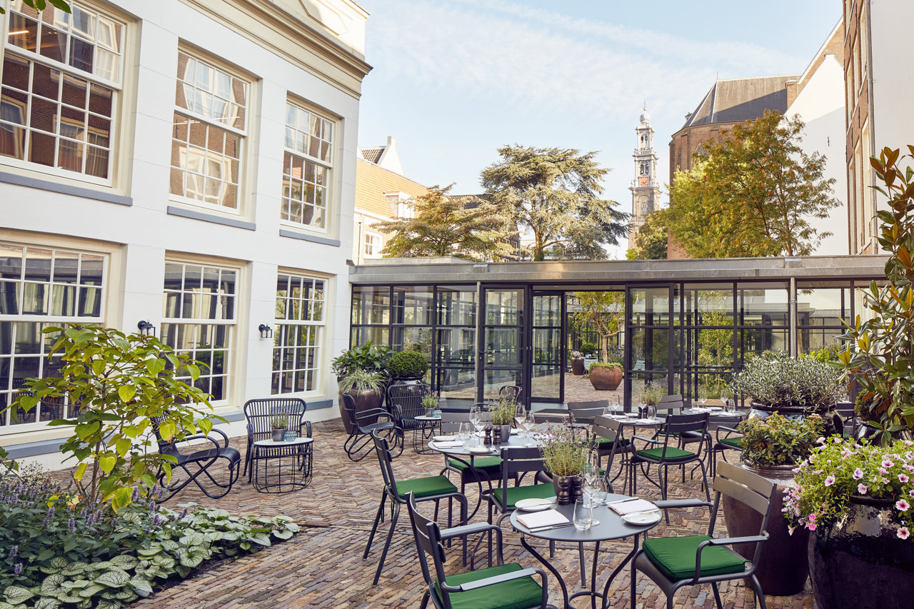 El hotel cuenta con jardines interiores