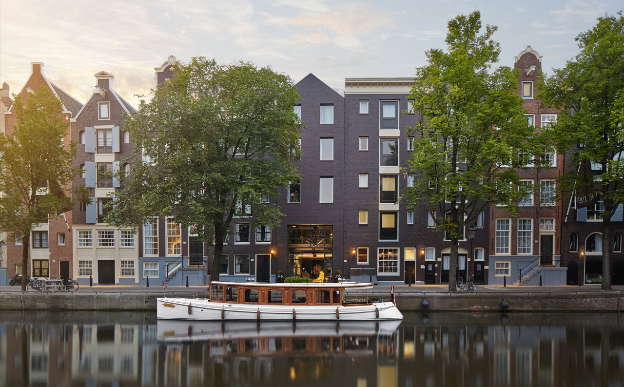 Está situado junto a los canales, en Prinsengracht.