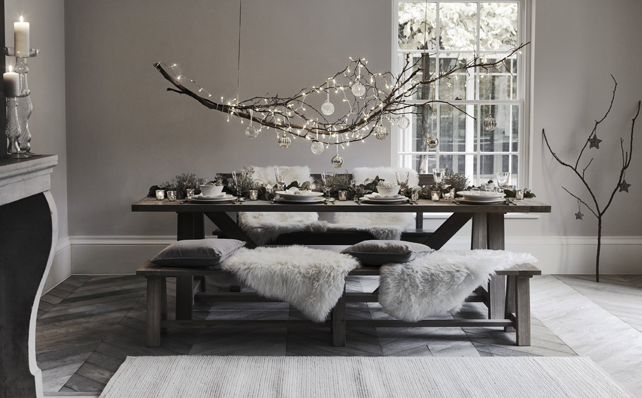 Mesa de navidad en tonos plateados y grises.