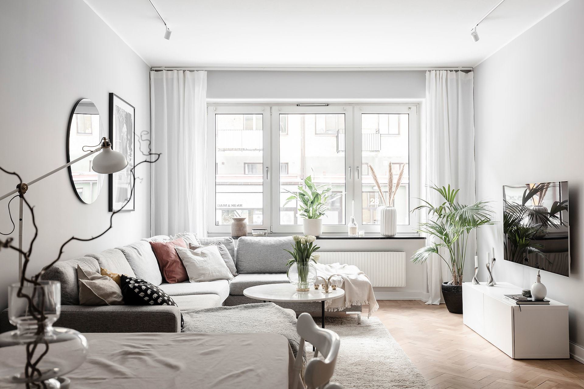 Piso pequen~o con decoracion moderna en Suecia salon con comedor