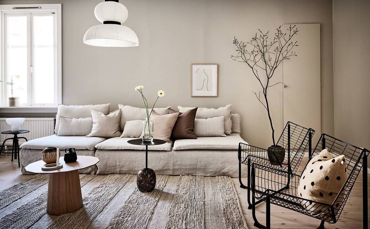 Salon con sofa de lino y lampara de techo