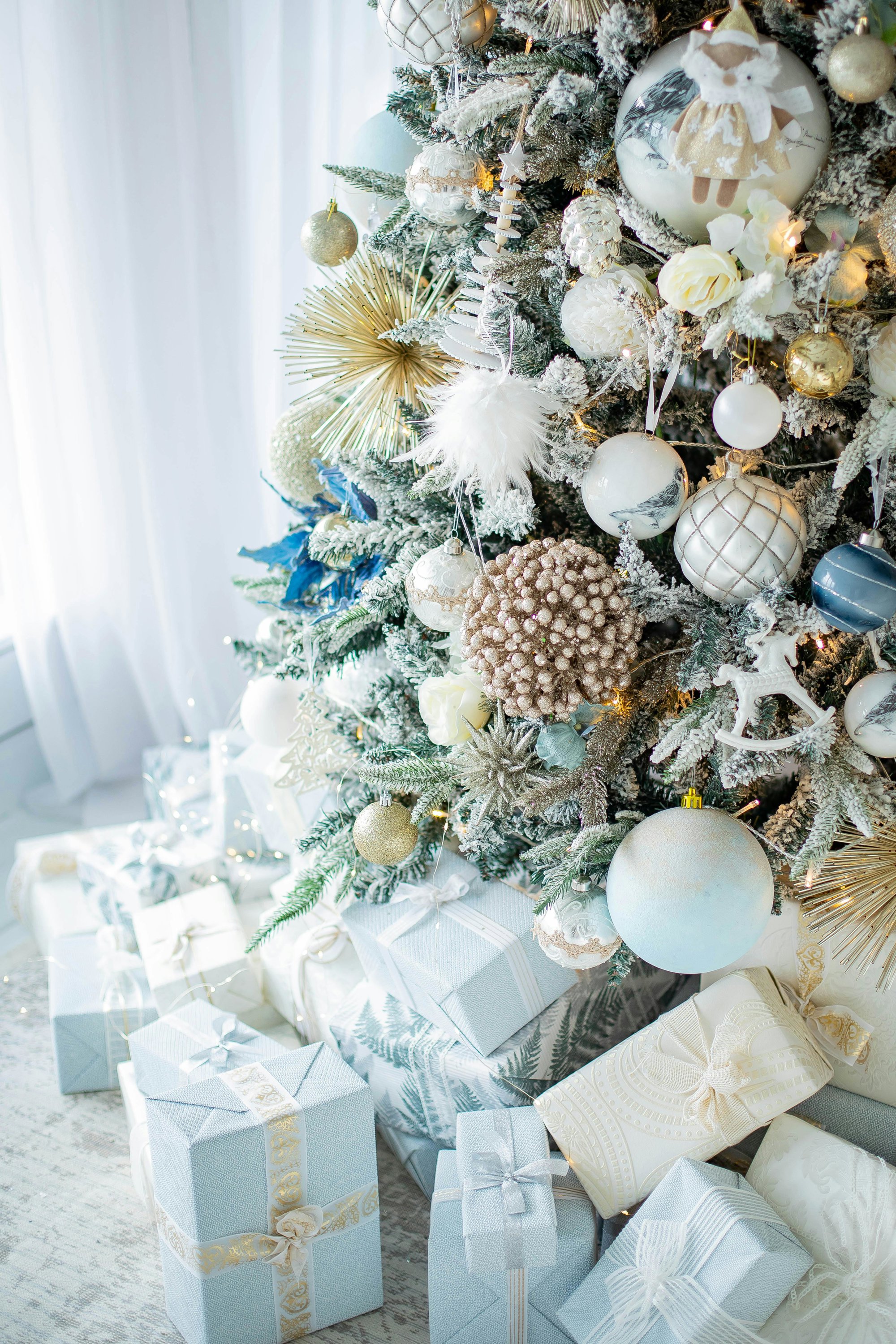 Árbol de Navidad con decoración en azul.
