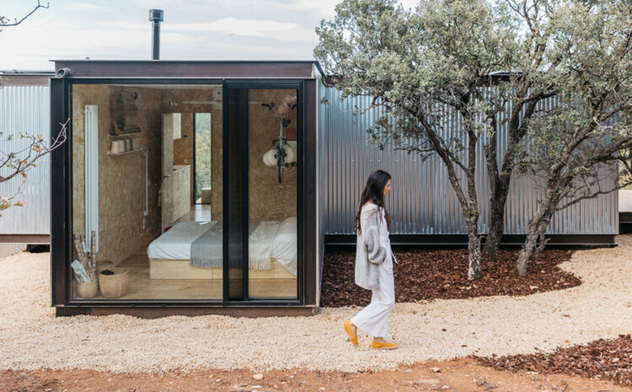Esta tiny house sostenible de 45 m² está en medio de un robledal en Segovia