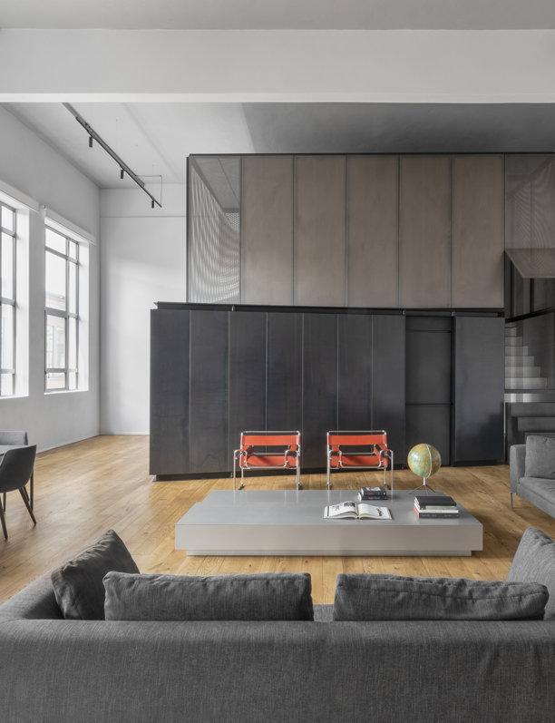 Urbano, minimalista y con acabados metalizados: así este loft de Turín que fusiona la historia y con tintes contemporáneos
