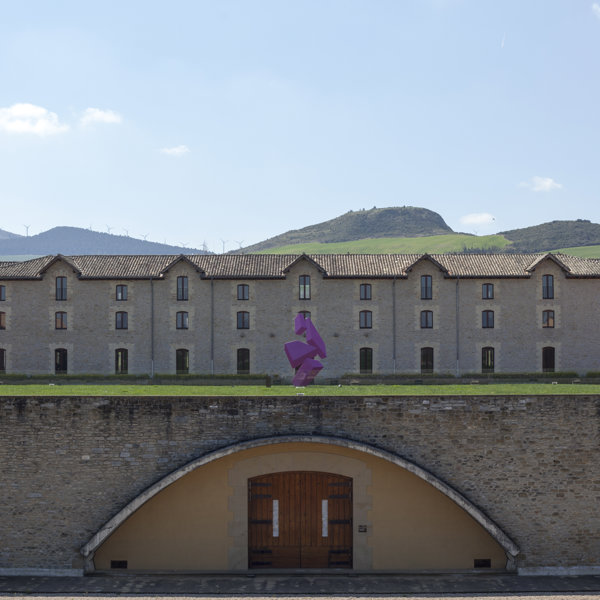 ¡Amor por el arte y el vino! Así es la bodega que parece el Pompidou y se encuentra en Navarra
