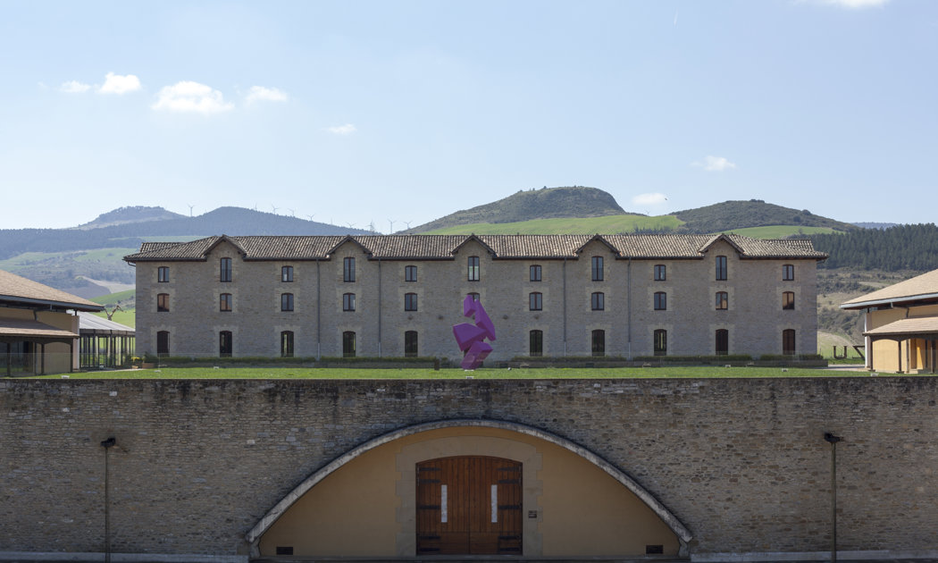 ¡Amor por el arte y el vino! Así es la bodega que parece el Pompidou y se encuentra en Navarra