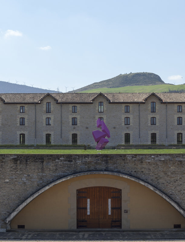 ¡Amor por el arte y el vino! Así es la bodega que parece el Pompidou y se encuentra en Navarra