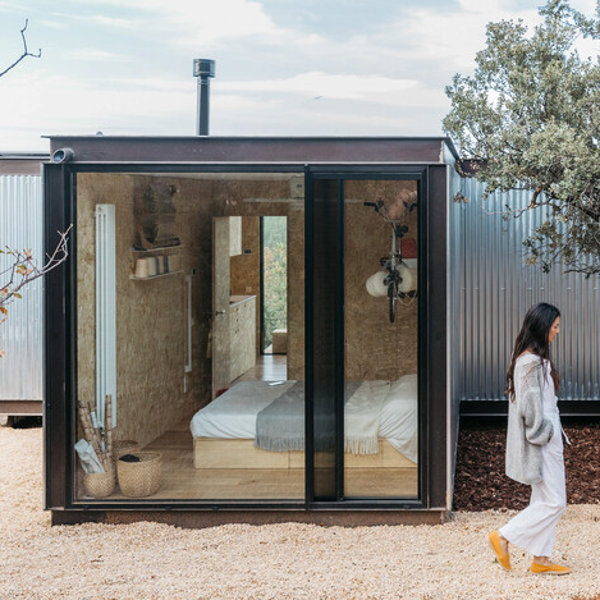 Esta tiny house sostenible de 45 m² está en medio de un robledal en Segovia
