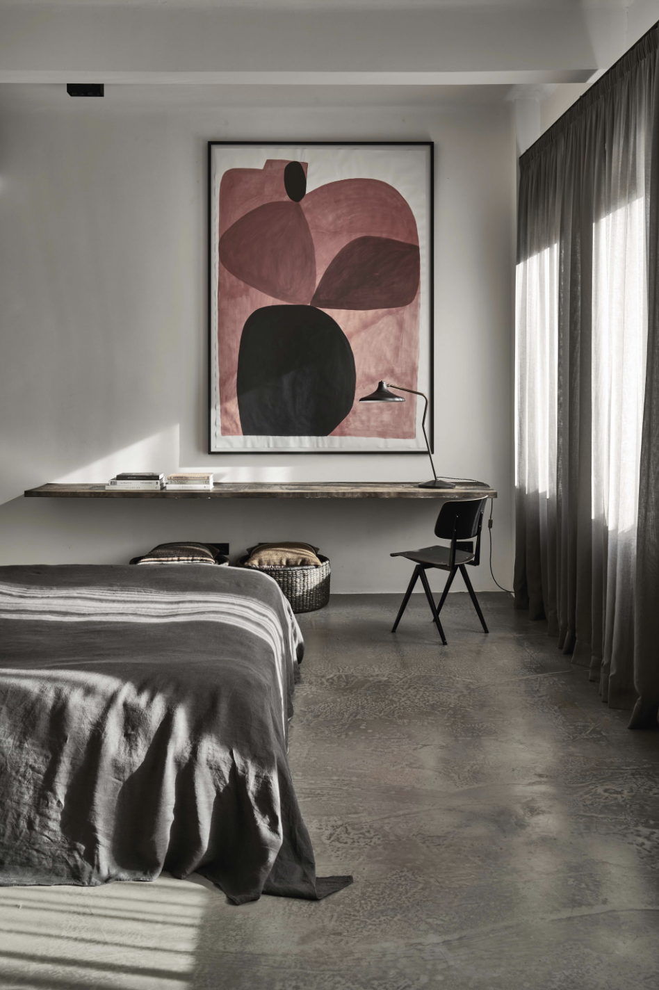 Dormitorio gris con cuadro en tonos terracota. 