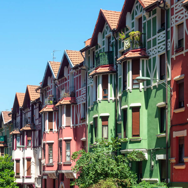 Un cachito de Londres en Bilbao: este barrio de la capital vasca parece Notting Hill (con todo su encanto y color)