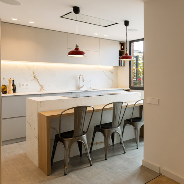 Las puertas correderas han sido la clave de esta casa de diseño contemporáneo (¡y el baño nos encanta!)