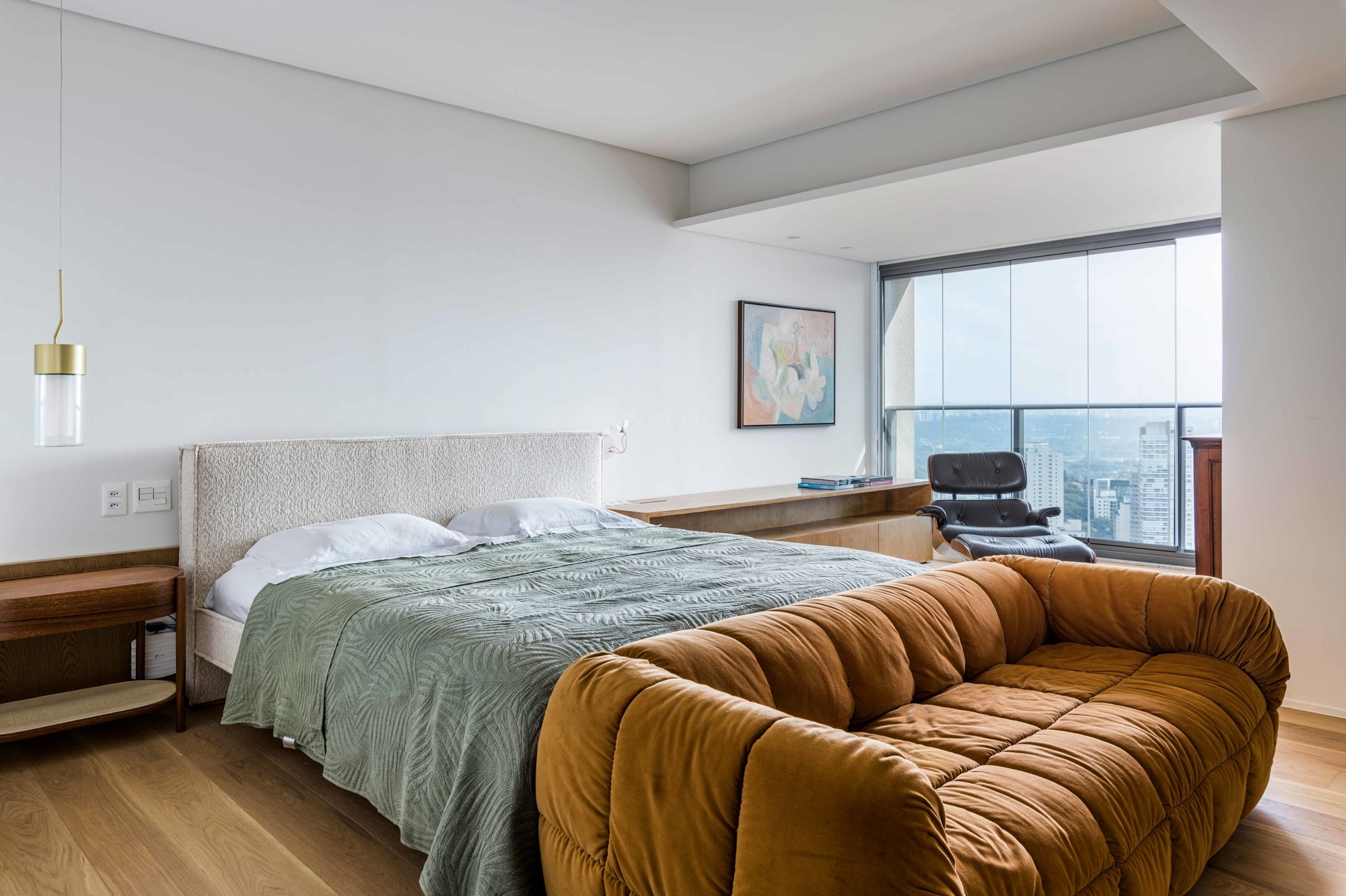 Dormitorio con madera y ventales con vistas