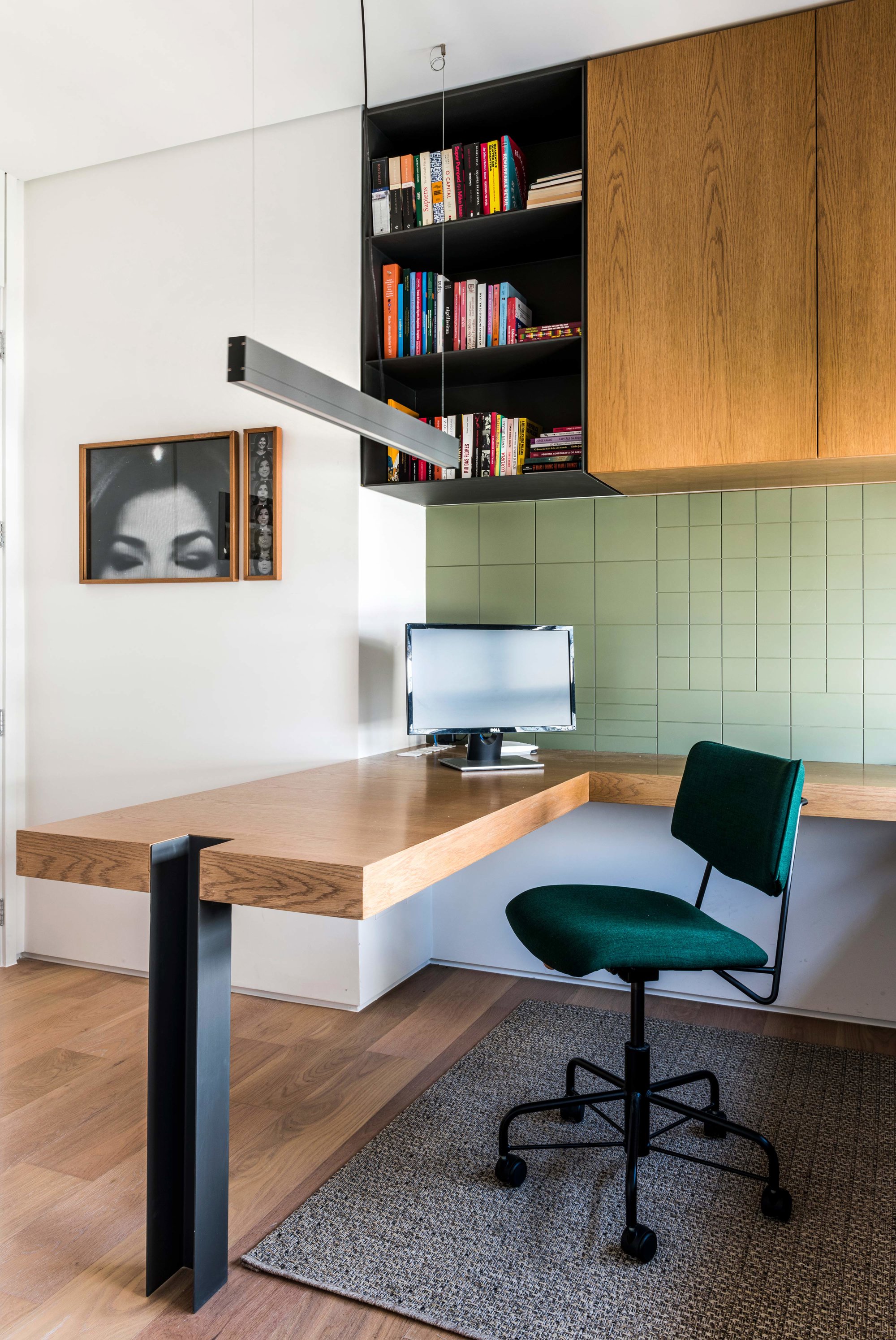Espacio de trabajo con escritorio moderno de madera